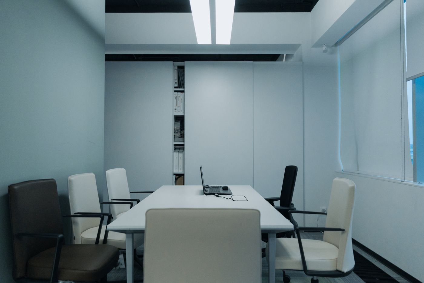 Espace de travail lumineux et contemporain